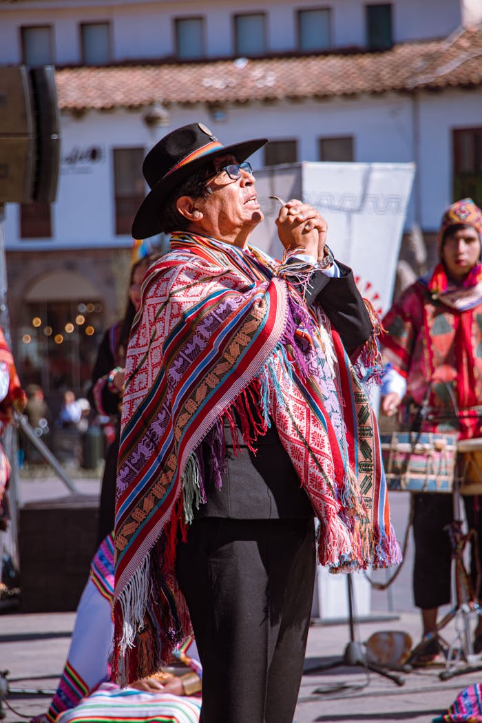 Hombre saludando a los apus en ofrenda a la Pachamama